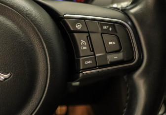 Подержанный автомобиль Jaguar F-Pace 2016 года (12 фото)