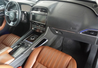 Подержанный автомобиль Jaguar F-Pace 2017 года (9 фото)