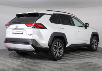 Подержанный автомобиль Toyota RAV4 2023 года (5 фото)
