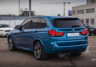 Подержанный автомобиль BMW X5 M 2016 года (9 фото)