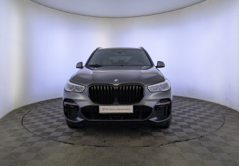Подержанный автомобиль BMW X5 2022 года (2 фото)