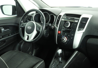 Подержанный автомобиль Kia Venga 2011 года (12 фото)