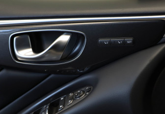 Подержанный автомобиль Infiniti Q50 2017 года (21 фото)