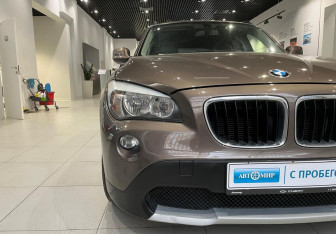 Подержанный автомобиль BMW X1 2011 года (8 фото)