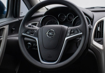 Подержанный автомобиль Opel Astra Hatchback 2011 года (15 фото)