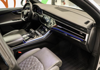 Подержанный автомобиль Audi Q8 2018 года (21 фото)