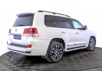 Подержанный автомобиль Toyota Land Cruiser Suv 2015 года (5 фото)