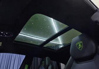 Подержанный автомобиль Lamborghini Urus 2023 года (20 фото)