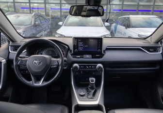 Подержанный автомобиль Toyota RAV4 2019 года (12 фото)