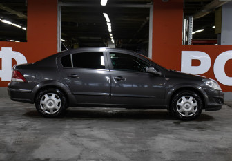 Подержанный автомобиль Opel Astra Sedan 2012 года (4 фото)