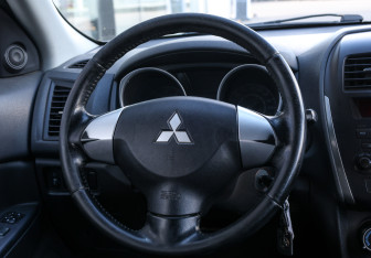 Подержанный автомобиль Mitsubishi ASX 2012 года (15 фото)
