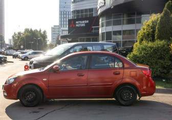 Подержанный автомобиль Kia Rio Sedan 2010 года (7 фото)