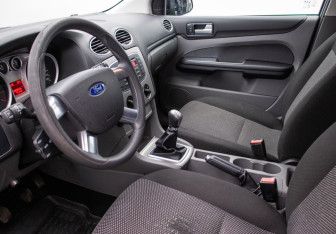 Подержанный автомобиль Ford Focus Hatchback 2010 года (10 фото)