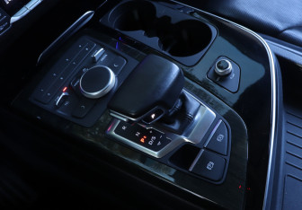 Подержанный автомобиль Audi Q7 2016 года (17 фото)