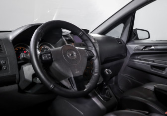 Подержанный автомобиль Opel Zafira Compactvan 2005 года (14 фото)