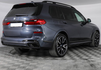 Подержанный автомобиль BMW X7 2021 года (2 фото)