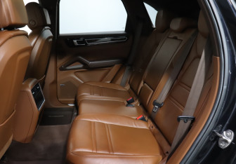 Подержанный автомобиль Porsche Cayenne 2021 года (10 фото)