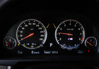 Подержанный автомобиль BMW X5 M 2015 года (16 фото)