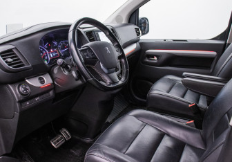Подержанный автомобиль Peugeot Traveller 2018 года (8 фото)