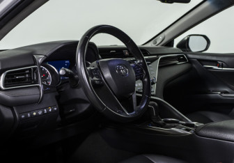 Подержанный автомобиль Toyota Camry Sedan 2020 года (10 фото)