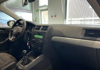 Подержанный автомобиль Volkswagen Jetta Sedan 2012 года (10 фото)