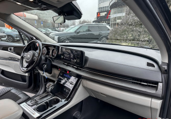 Подержанный автомобиль Kia Carnival 2021 года (9 фото)