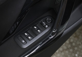 Подержанный автомобиль Peugeot 208 2013 года (20 фото)