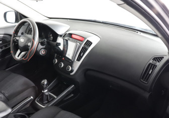 Подержанный автомобиль Kia Ceed Hatchback 2010 года (6 фото)