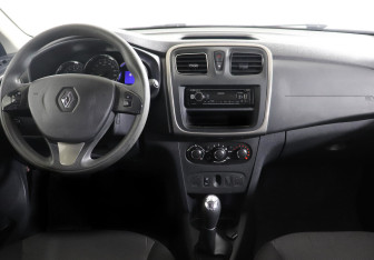 Подержанный автомобиль Renault Sandero 2017 года (7 фото)