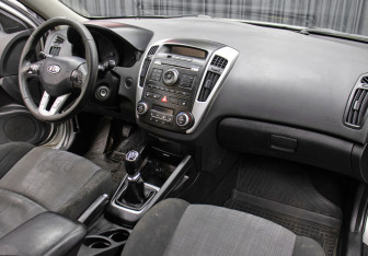 Подержанный автомобиль Kia Ceed Hatchback 2010 года (11 фото)