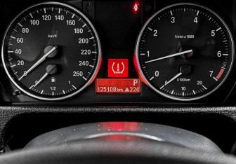 Подержанный автомобиль BMW X1 2012 года (12 фото)