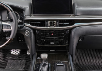 Подержанный автомобиль Lexus LX 2017 года (15 фото)