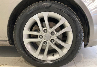 Подержанный автомобиль Kia Cerato Sedan 2012 года (17 фото)