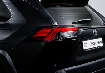 Подержанный автомобиль Toyota RAV4 2024 года (17 фото)