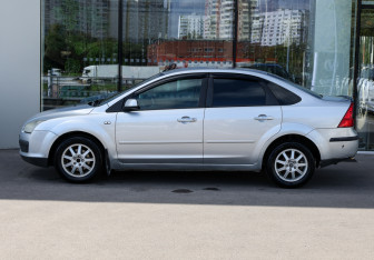 Подержанный автомобиль Ford Focus Sedan 2007 года (8 фото)