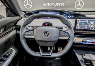 Подержанный автомобиль Changan UNI-V 2023 года (21 фото)