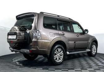 Подержанный автомобиль Mitsubishi Pajero 2012 года (5 фото)