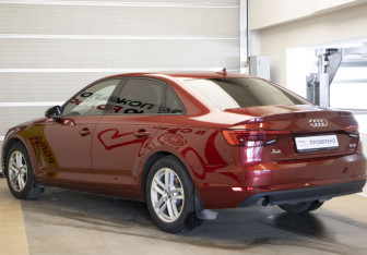 Подержанный автомобиль Audi A4 Sedan 2017 года (6 фото)