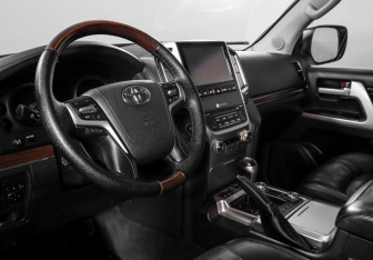 Подержанный автомобиль Toyota Land Cruiser Suv 2015 года (14 фото)
