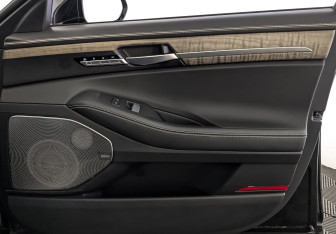 Подержанный автомобиль Genesis G90 2021 года (25 фото)