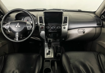 Подержанный автомобиль Mitsubishi Pajero Sport 2011 года (12 фото)