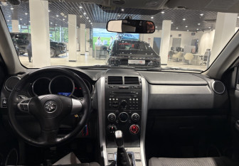 Подержанный автомобиль Suzuki Grand Vitara 2011 года (11 фото)
