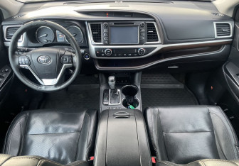 Подержанный автомобиль Toyota Highlander 2014 года (10 фото)