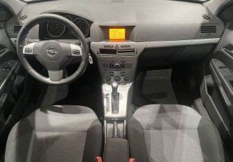 Подержанный автомобиль Opel Astra Wagon 2011 года (10 фото)