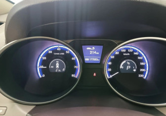 Подержанный автомобиль Hyundai ix35 2011 года (13 фото)
