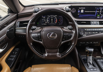Подержанный автомобиль Lexus ES 2019 года (10 фото)