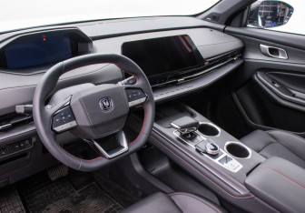 Подержанный автомобиль Changan UNI-S 2025 года (9 фото)