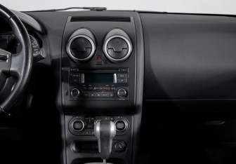 Подержанный автомобиль Nissan Qashqai 2010 года (12 фото)