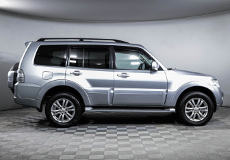 Подержанный автомобиль Mitsubishi Pajero 2012 года (4 фото)