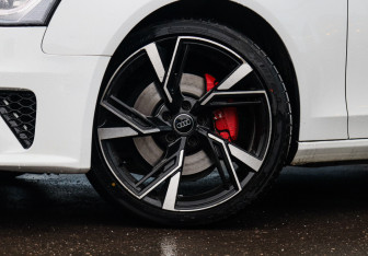 Подержанный автомобиль Audi A4 Sedan 2014 года (25 фото)